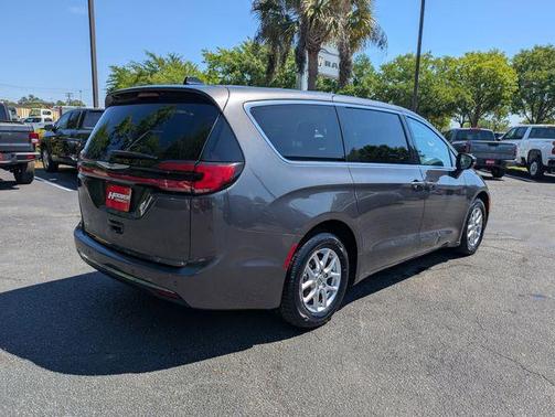 2023 Chrysler Pacifica Touring-L