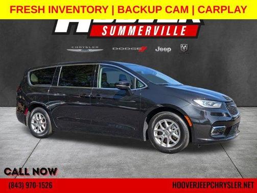 Brilliant Black Crystal Pearlcoat 2023 Chrysler Pacifica Touring-L