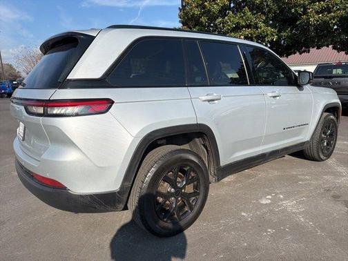 2024 Jeep Grand Cherokee Laredo
