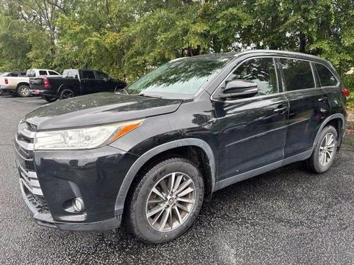 Midnight Black Metallic 2019 Toyota Highlander XLE