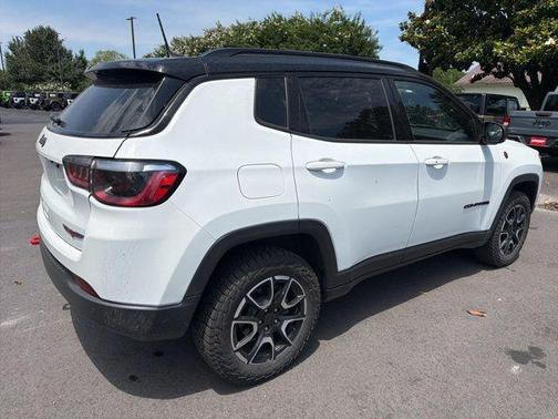 Bright White Clearcoat 2025 Jeep Compass Trailhawk