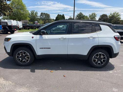 Bright White Clearcoat 2025 Jeep Compass Trailhawk