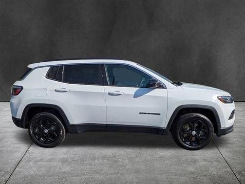 Bright White Clearcoat 2024 Jeep Compass Latitude