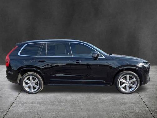 2022 Volvo XC90 T6 Momentum 7 Passenger