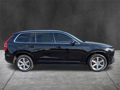 2022 Volvo XC90 T6 Momentum 7 Passenger