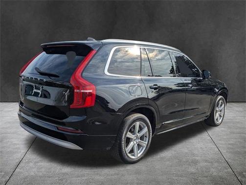 2022 Volvo XC90 T6 Momentum 7 Passenger