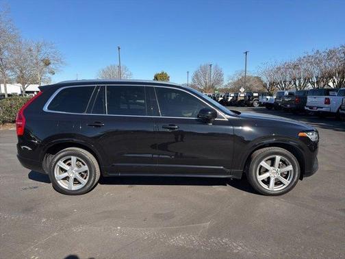 2022 Volvo XC90 T6 Momentum 7 Passenger