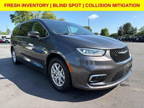 Granite Crystal Clearcoat Metallic 2023 Chrysler Pacifica Touring-L