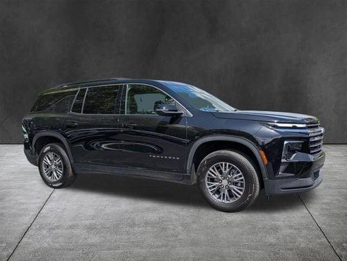 Mosaic Black Metallic 2025 Chevrolet Traverse LT