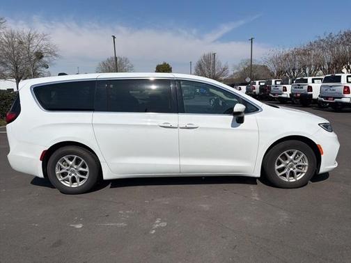 2023 Chrysler Pacifica Touring-L