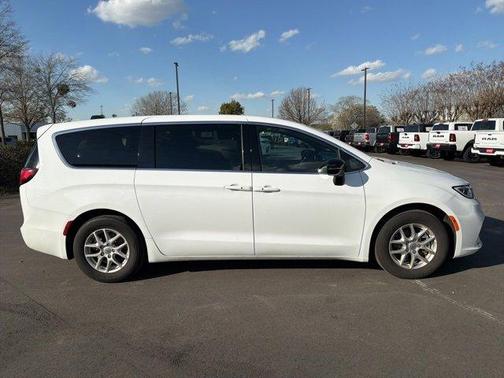 2025 Chrysler Pacifica Select