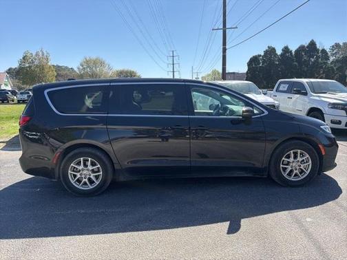 2023 Chrysler Pacifica Touring-L