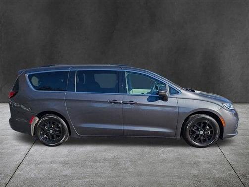 2022 Chrysler Pacifica Touring-L