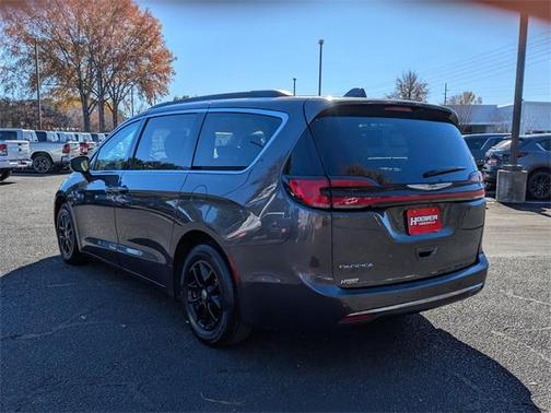 2022 Chrysler Pacifica Touring-L