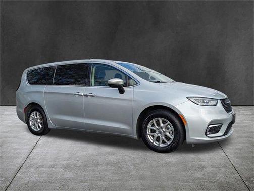 2023 Chrysler Pacifica Touring-L