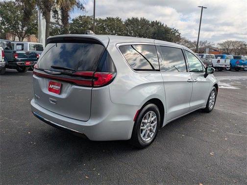 2023 Chrysler Pacifica Touring-L