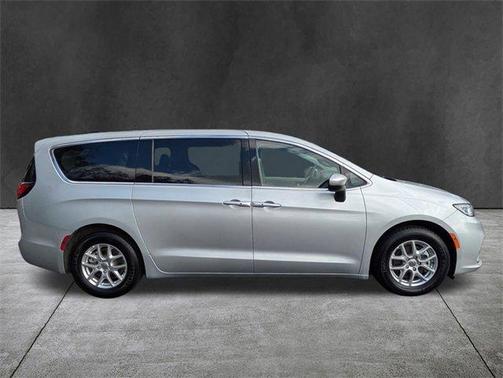 2023 Chrysler Pacifica Touring-L