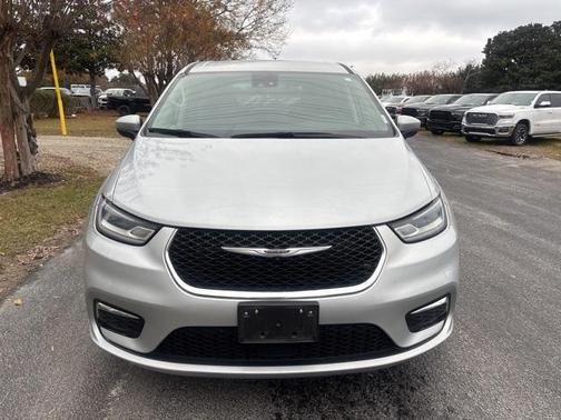 2023 Chrysler Pacifica Touring-L