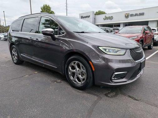 Granite Crystal Clearcoat Metallic 2023 Chrysler Pacifica Limited