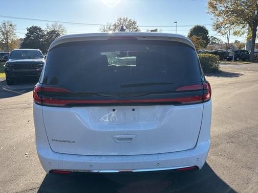 2024 Chrysler Pacifica Touring-L