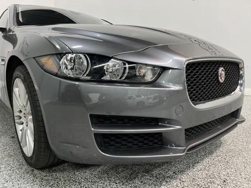 Photo 5 of 42 of 2019 Jaguar XE 25t Premium