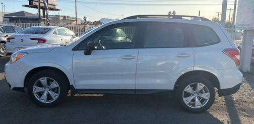 White 2016 Subaru Forester 2.5i