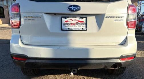 White 2016 Subaru Forester 2.5i