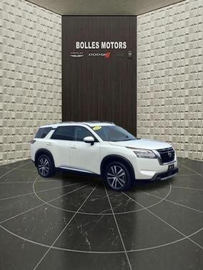 White 2024 Nissan Pathfinder Platinum
