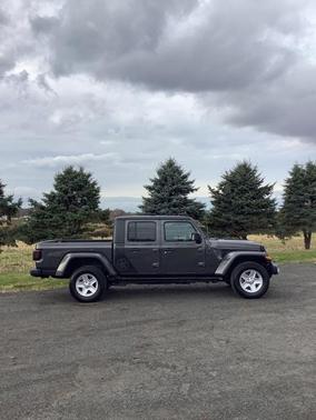 2022 Jeep Gladiator Sport