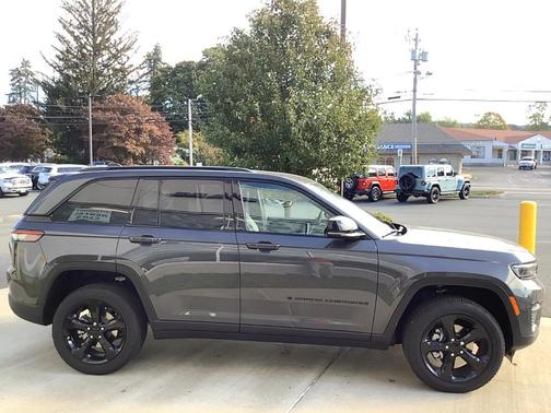 2025 Jeep Grand Cherokee Laredo