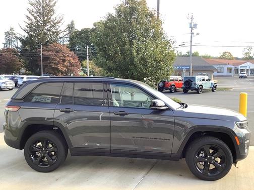 2025 Jeep Grand Cherokee Laredo