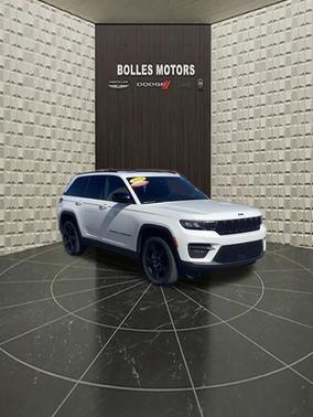 Bright White Clearcoat 2024 Jeep Grand Cherokee Laredo