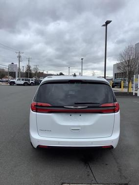 2024 Chrysler Pacifica Touring-L
