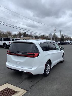 2024 Chrysler Pacifica Touring-L