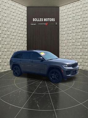Metallic 2023 Jeep Grand Cherokee Altitude