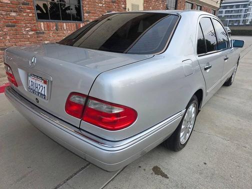 1998 Mercedes-Benz E-Class E 320 4dr Sedan