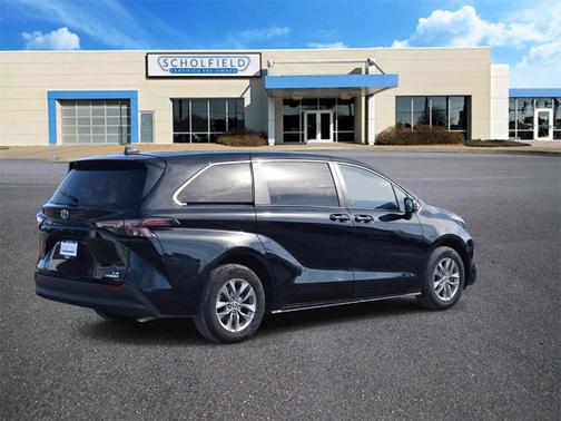 2024 Toyota Sienna LE
