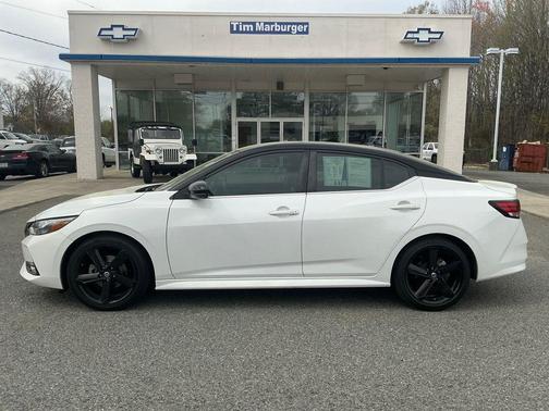 Aspen White Tricoat/Super Black 2023 Nissan Sentra SR