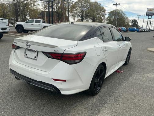 Aspen White Tricoat/Super Black 2023 Nissan Sentra SR