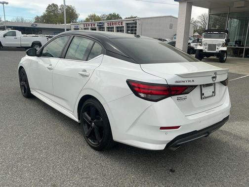 Aspen White Tricoat/Super Black 2023 Nissan Sentra SR