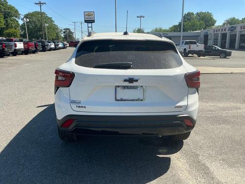 Summit White 2026 Chevrolet Trax FWD 2RS