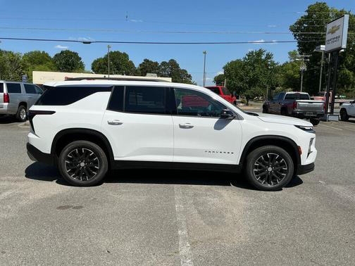 Summit White 2026 Chevrolet Traverse LT