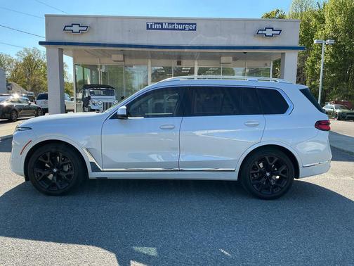 White Metallic 2024 BMW X7 xDrive40i