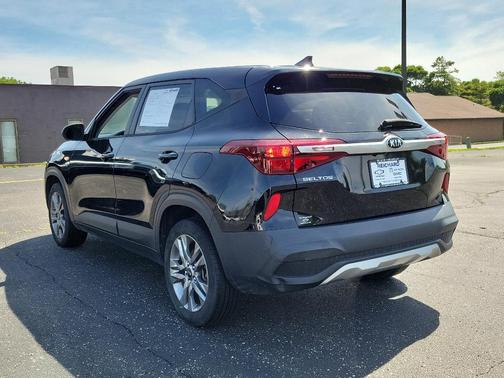 Black 2021 Kia Seltos LX