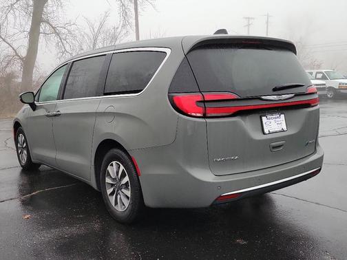2023 Chrysler Pacifica Hybrid Touring L