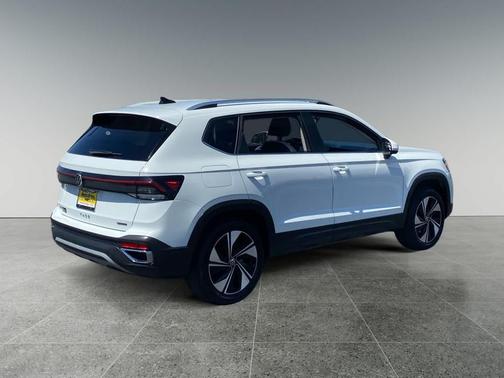 Pure White 2025 Volkswagen Taos 1.5T SE