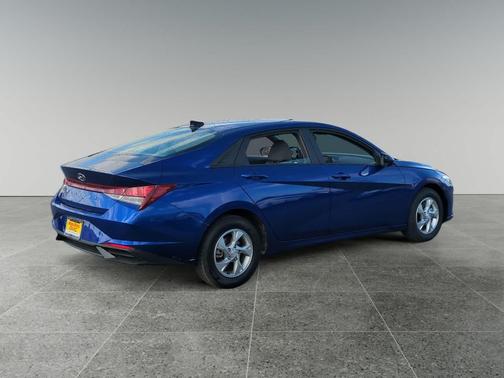 2023 Hyundai ELANTRA SE