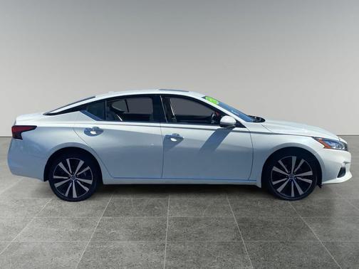 Pearl White Tricoat 2022 Nissan Altima Platinum Intelligent AWD