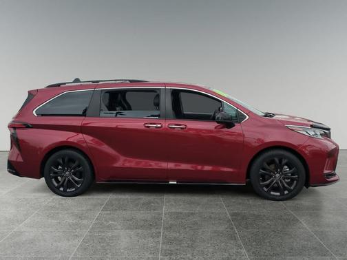 2021 Toyota Sienna XSE 7 Passenger