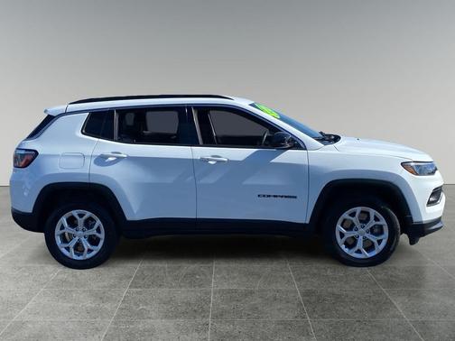 Bright White Clearcoat 2024 Jeep Compass Latitude